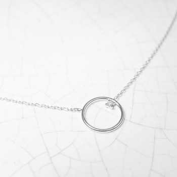 Collier petit cercle fil rond  serti d'un diamant
