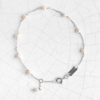 Bracelet femme orné de perles d'eau douce moyenne en or 9 carats.