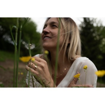 Bague petit cercle d'or froissé en or 9 carats.