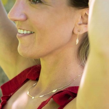 Boucle d'oreille femme plume pendante 18 carats.