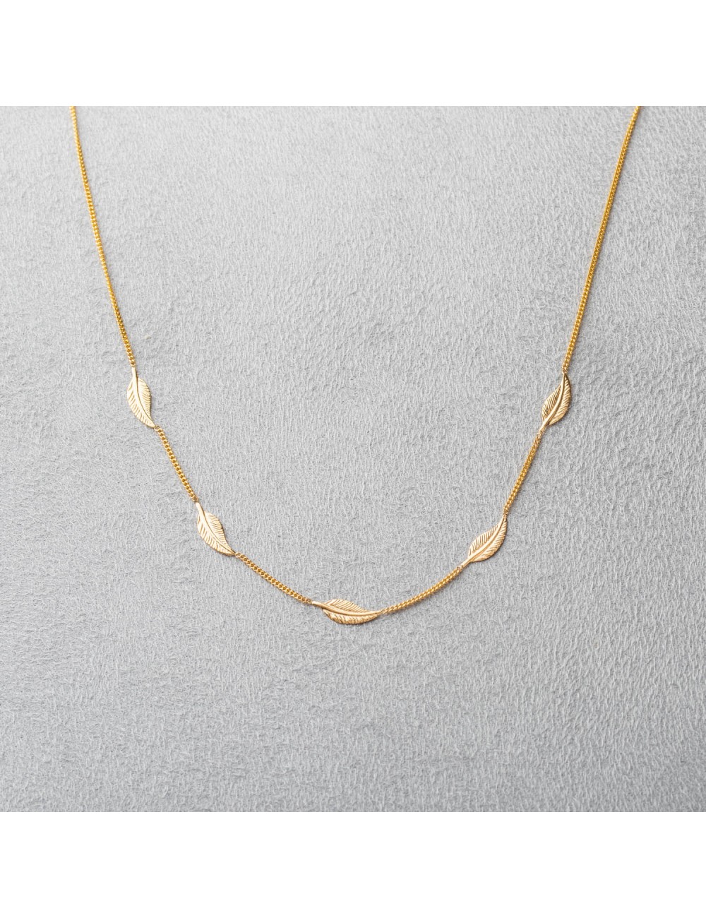 Collier 5 plumes. Collier 5 plumes.