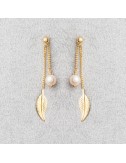 Boucle d'oreille femme plume et perle d'eau douce pendante.