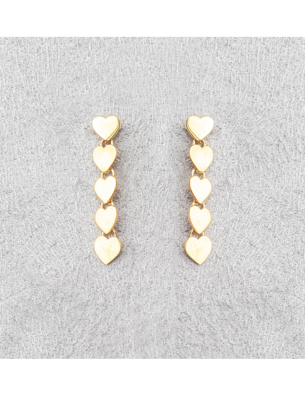 Boucle d'oreille femme cinq coeurs.