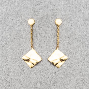 Boucle d'oreille femme carré froissé en or 9 carats.