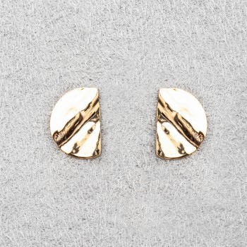 Boucle d'oreille femme demi-rond froissé en or 18 carats.