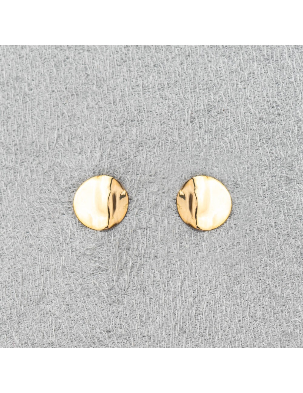 Boucle d'oreille femme petit rond froissé en or 18 carats. Boucle d'oreille femme petit rond froissé en or 18 carats.