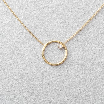 Collier femme petit rond ajourée en or 18 carats et son diamant de 0,03 carats.