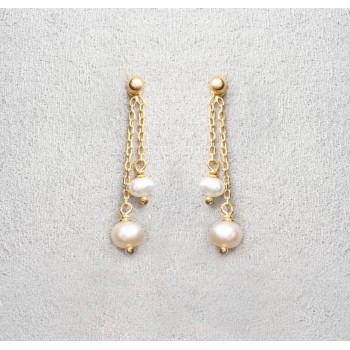 Boucle d'oreille femme en or 18 carats quatre perles d'eau douce.