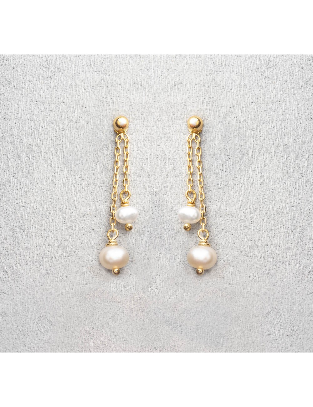 Boucle d'oreille femme en or 18 carats quatre perles d'eau douce.