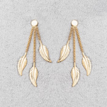 Boucle d'oreille femme trois plumes pendantes en or 18 carats.