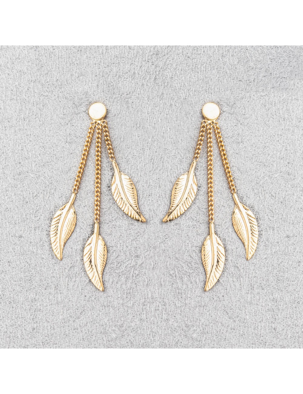 Boucle d'oreille femme trois plumes pendantes en or 18 carats.