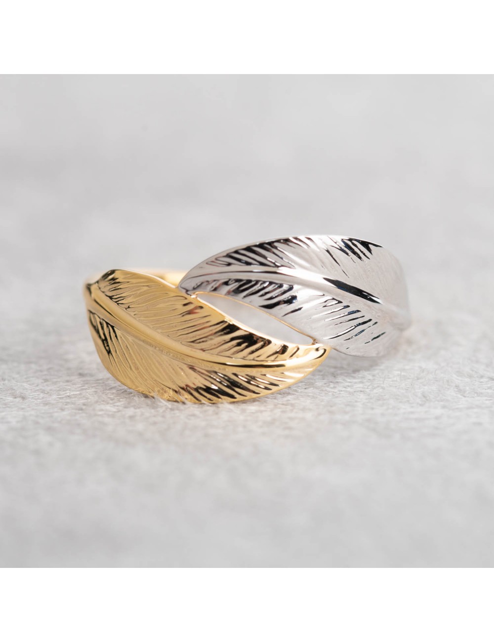 Bague grande double plume en or bicolore 9 carats. Bague grande double plume en or bicolore 9 carats.