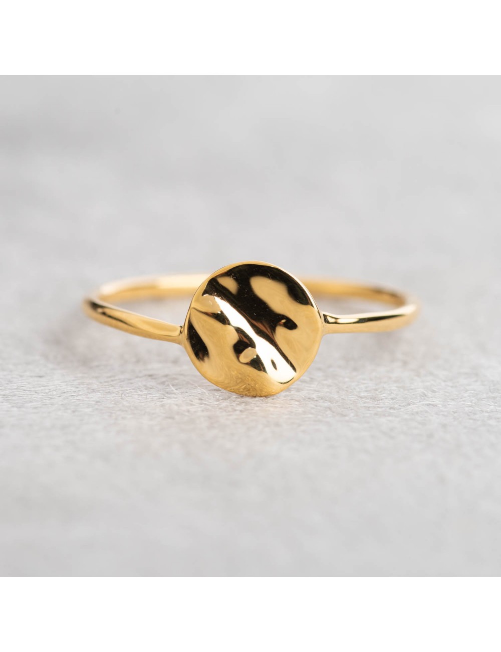 Bague petit cercle d'or froissé en or 9 carats.