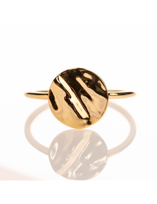 Bague moyen rond en or froissé 9 carats.