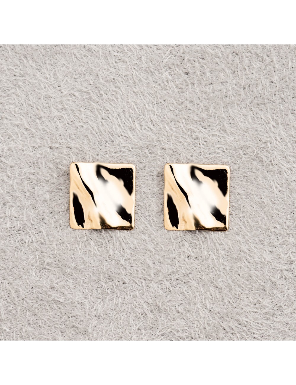 Boucle d'oreille femme petit carré en or froissé 9 carats.