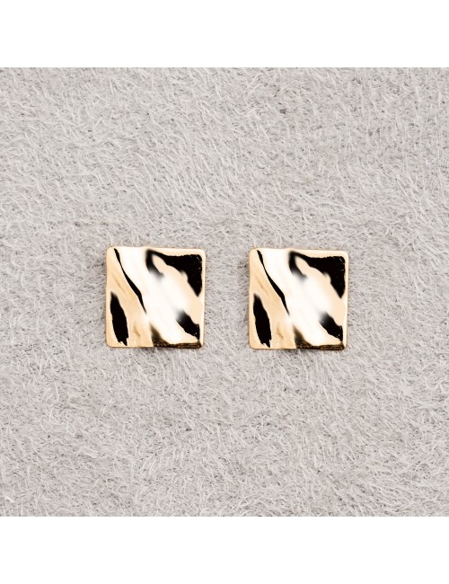 Boucle d'oreille femme petit carré en or froissé 9 carats.