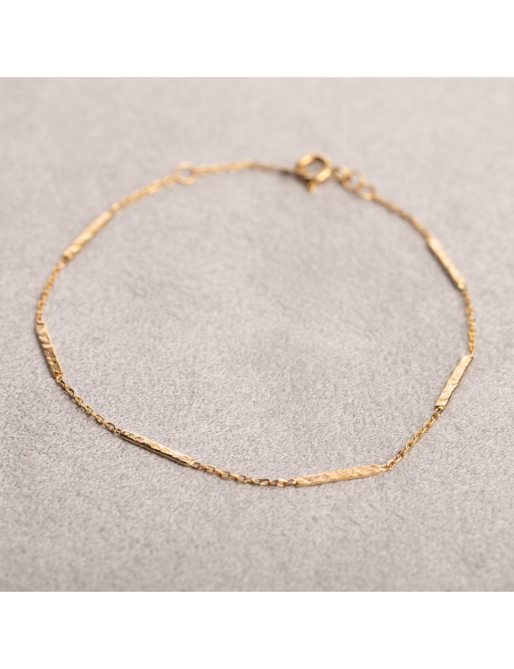 Bracelet femme fil grunge en or 9 carats.