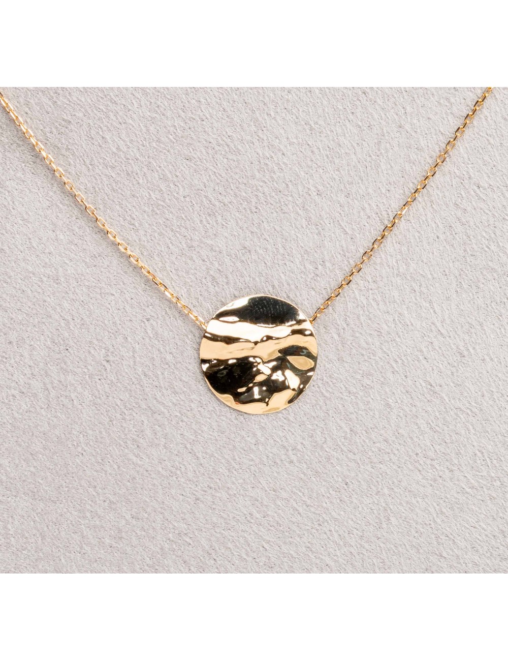 Collier femme petit rond froissé simple en or 9 carats.