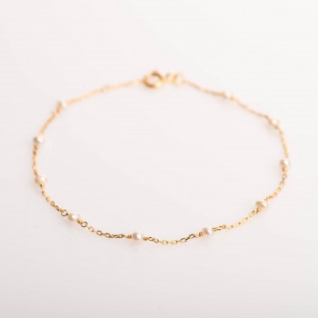 Bracelet femme orné de perle d'eau douce en or 9 carats.