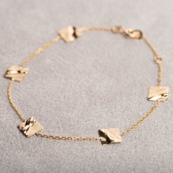 Bracelet femme carré froissé en or 9 carats.