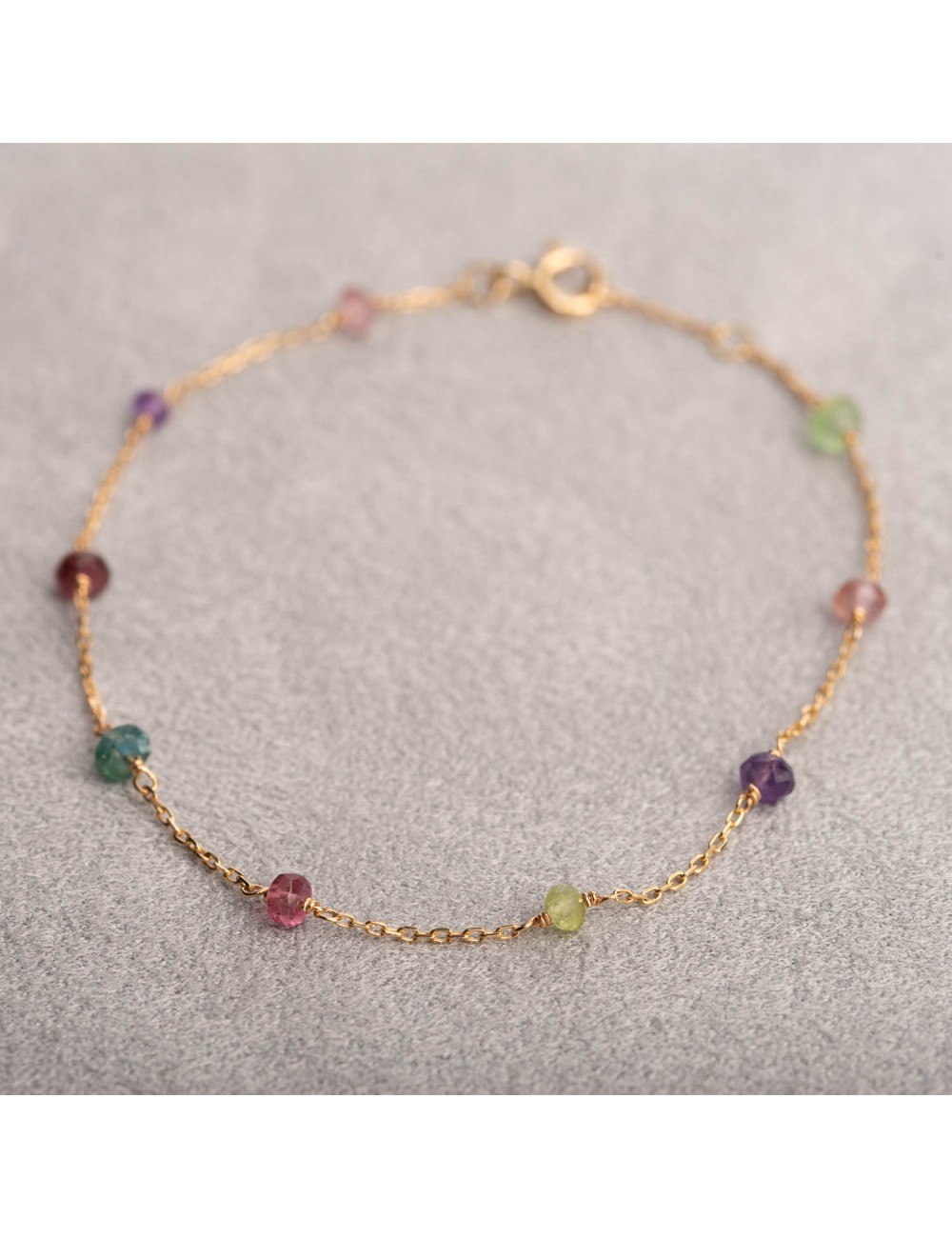 Bracelet femme orné de 9 pierres fine en or 9 carats.