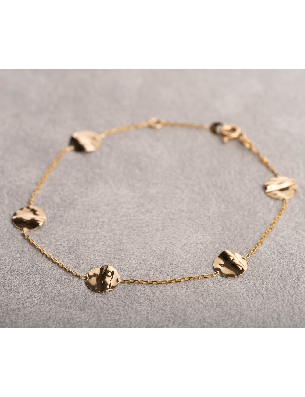 Bracelet femme orné de cinq ronds froissés en or 9 carats.