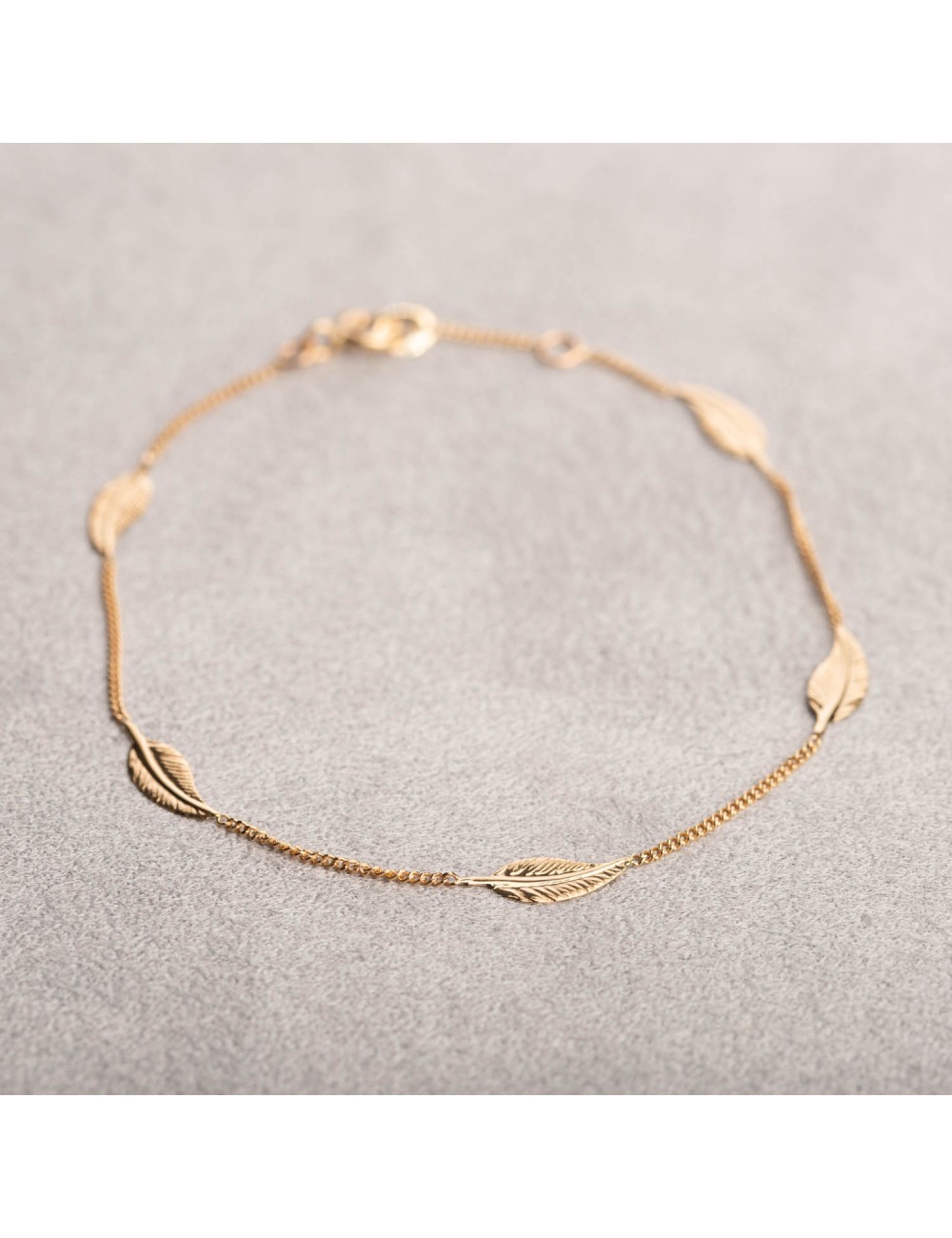 Bracelet femme cinq plumes en or 9 carats.