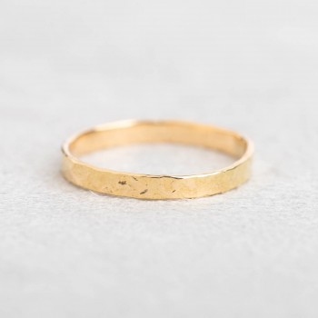 Bague femme alliance grunge en or 18 carats.