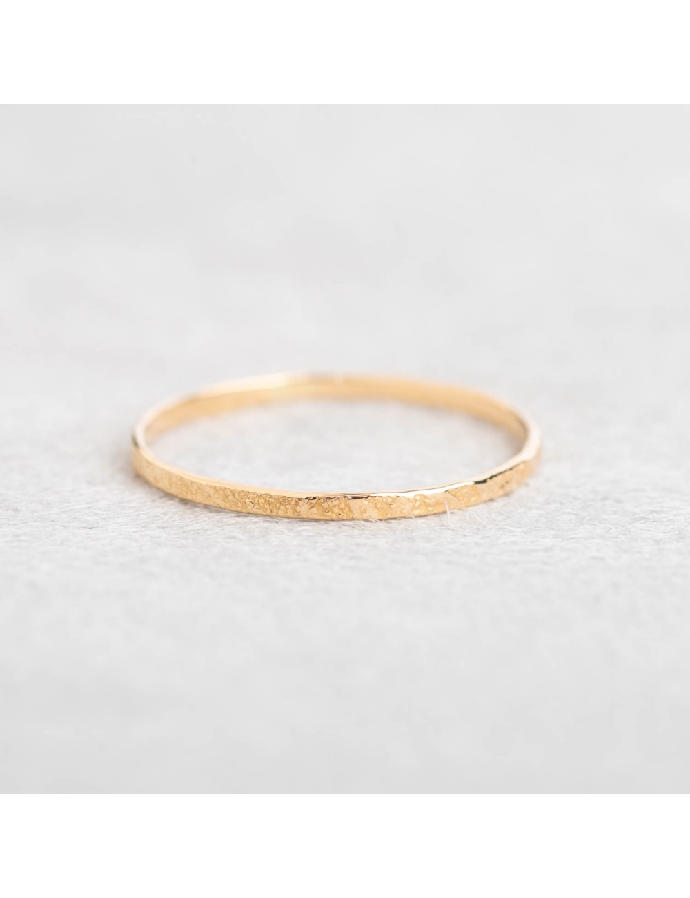 Bague alliance grunge en or 18 carats.