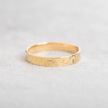 Bague homme alliance grunge en or 18 carats.