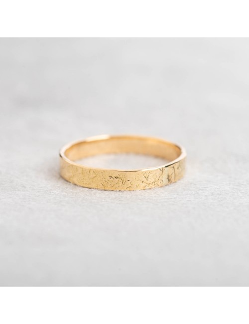 Bague homme alliance grunge en or 18 carats.