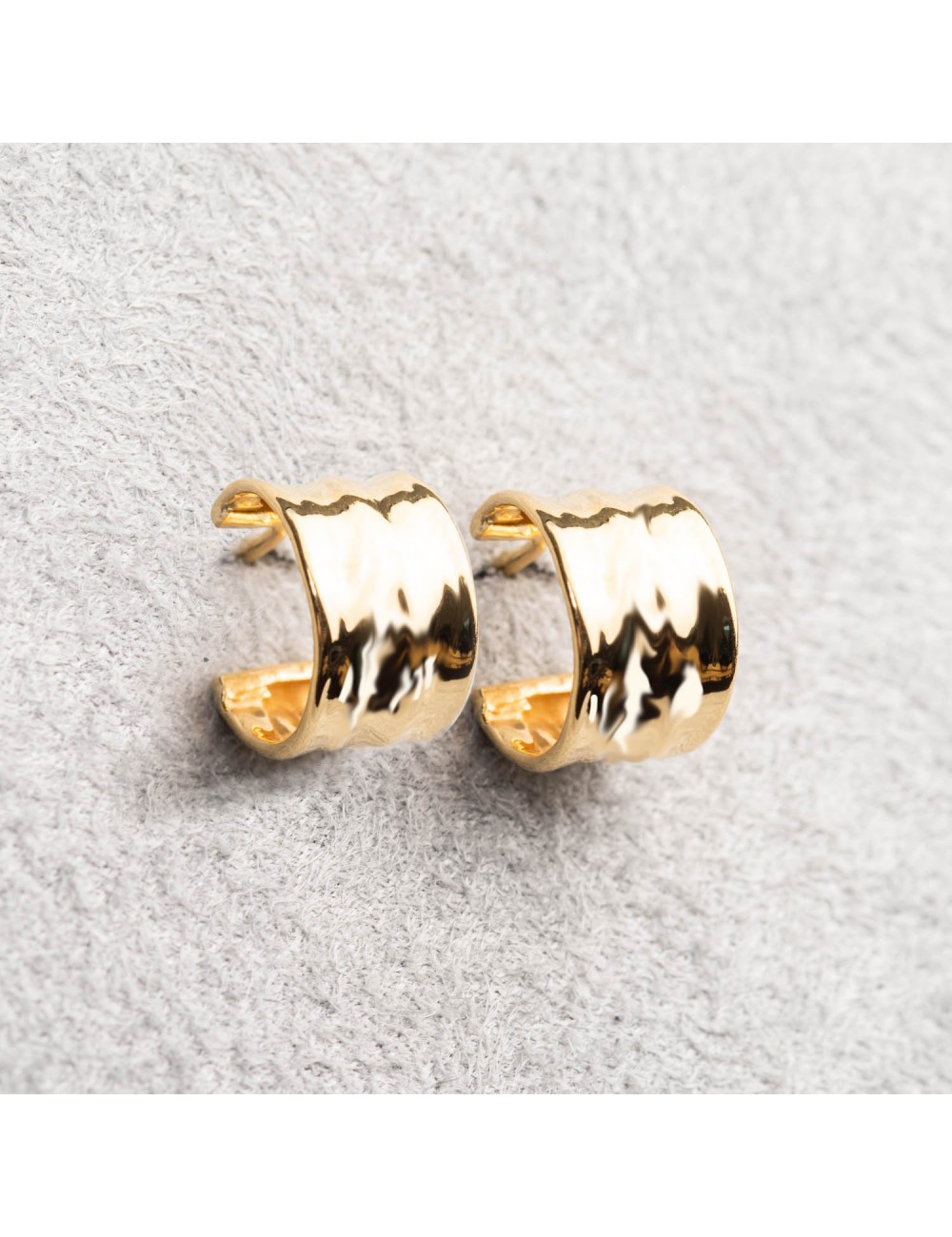 Boucles d'oreilles femme créoles en or 18 carats.