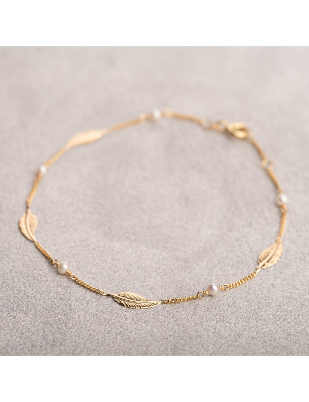 Bracelet femme plume et perle d'eau douce en or 18 carats.
