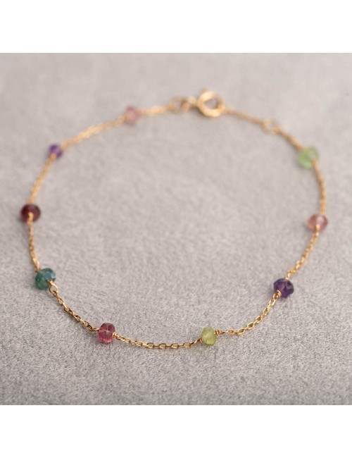 Bracelet femme orné de pierres fines en or 18 carats.