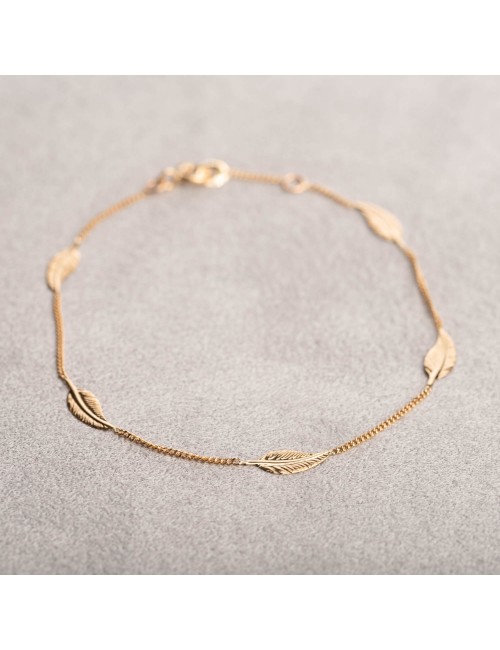 Bracelet femme orné de cinq plumes en or 18 carats.