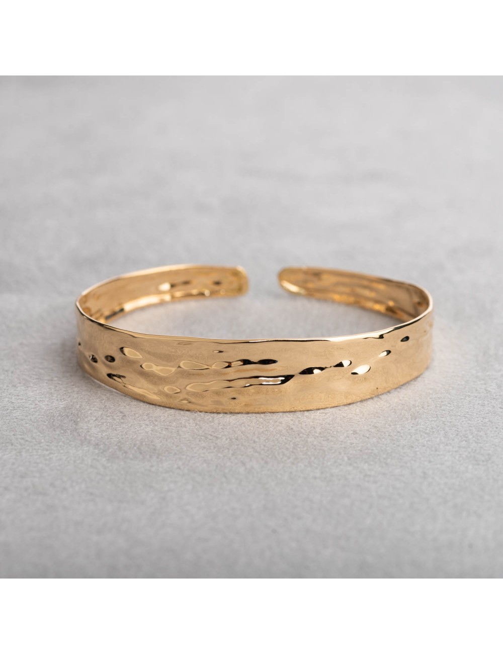 Bracelet femme jonc en or froissé 18 carats.