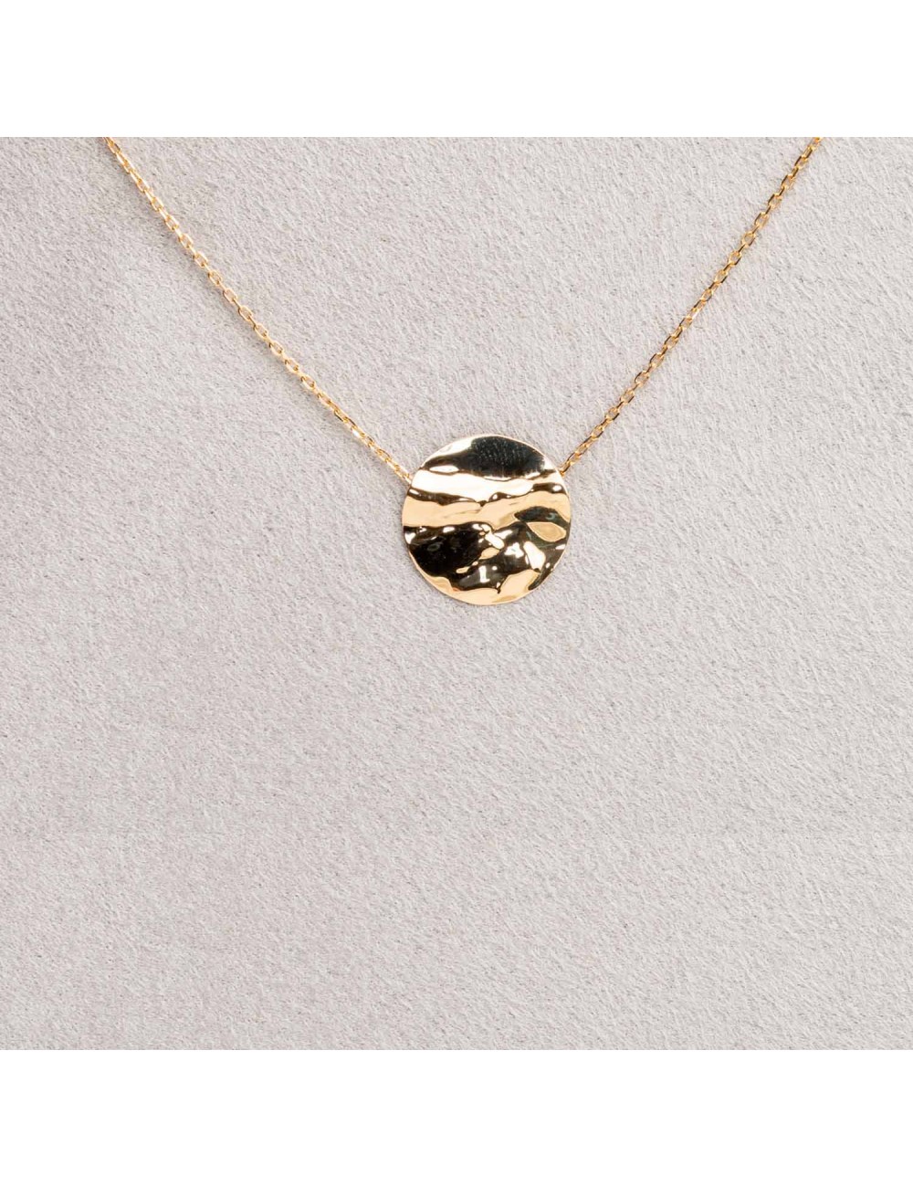 Collier femme petit rond froissé en or 18 carats.