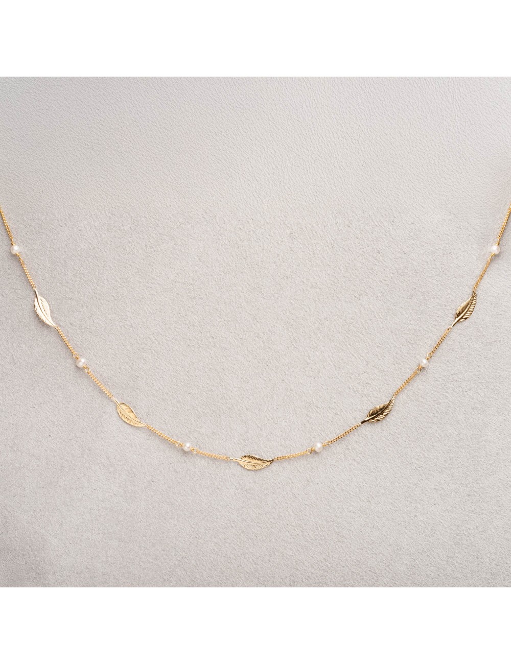 Collier femme plumes et perles d'eau douce en or 18 carats.