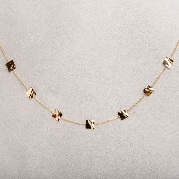 Collier femme orné de carré froissé en or 18 carats.