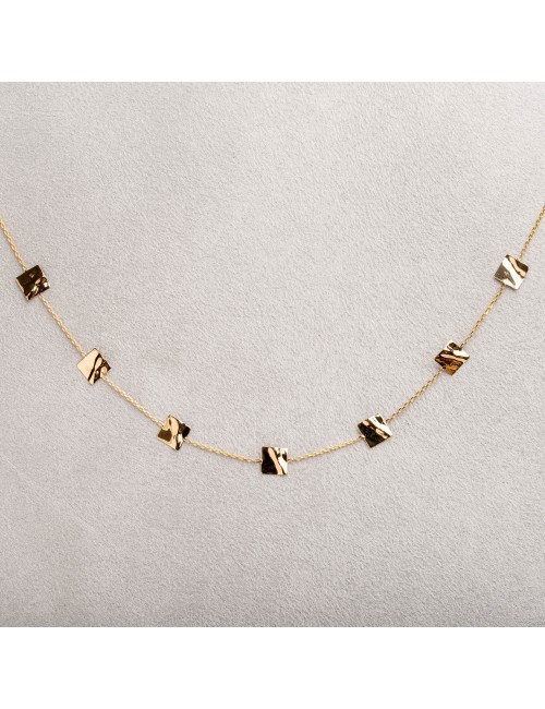 Collier femme orné de carré froissé en or 18 carats.